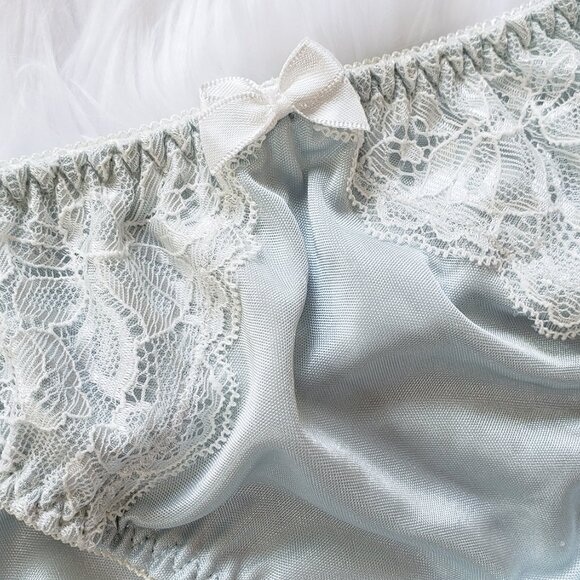 Pale metallic green lace panty - Picture 2 of 3